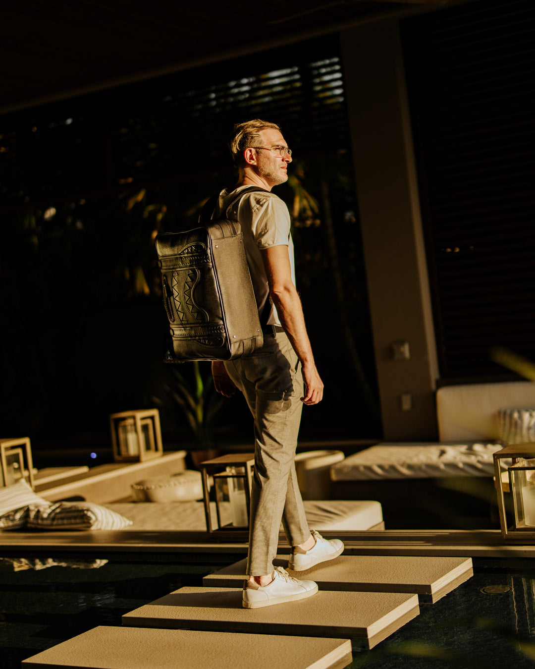 REALITY CHECK VINTAGE HANDHELD CARRY-ON CONVERTS TO BACKPACK